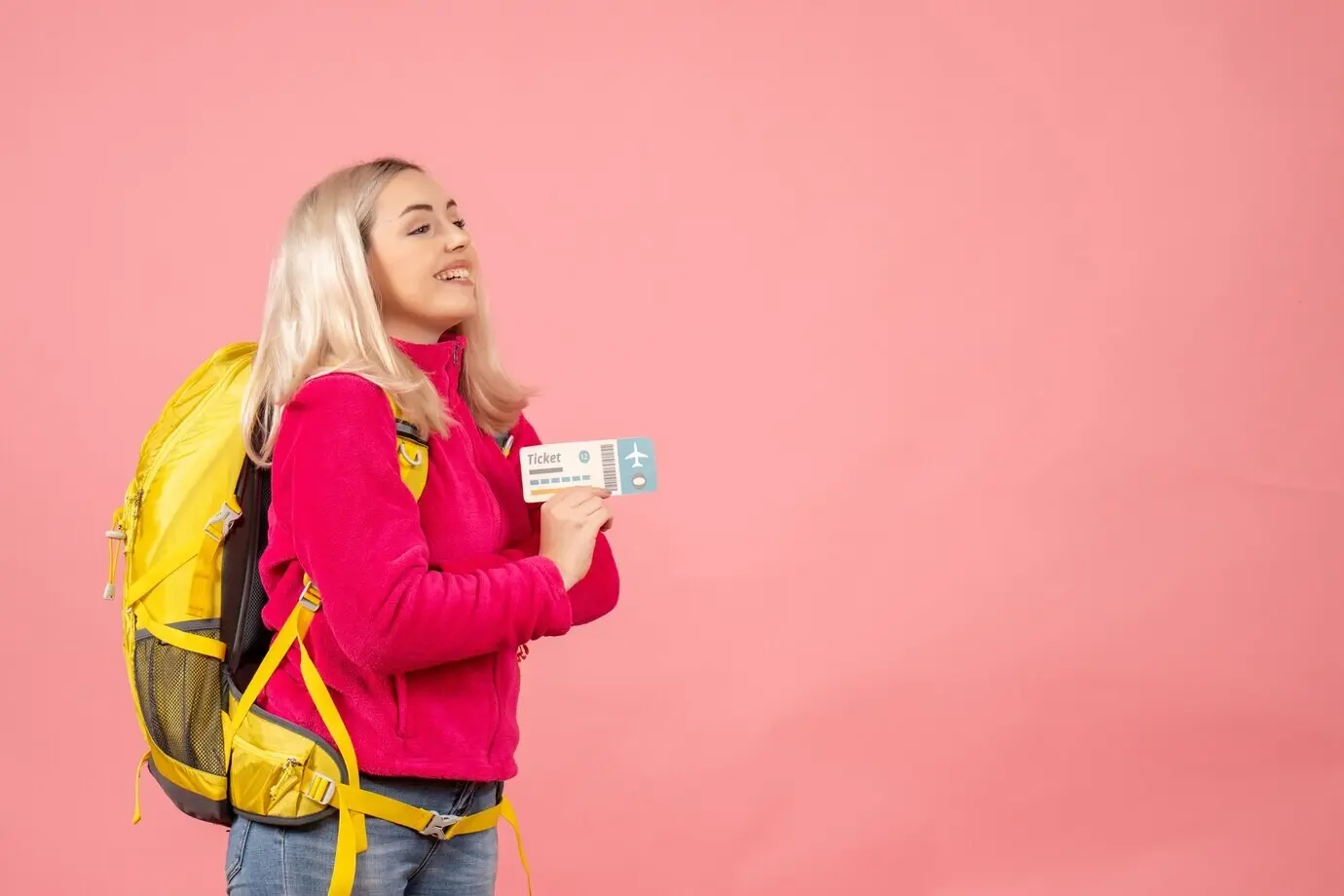 Vorderansicht einer reisenden Frau mit Rucksack, die ein Flugticket hält.